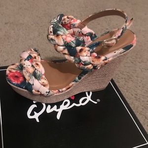 Qupid floral wedges size 6 like new